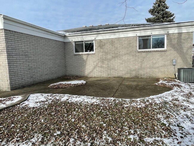 Building Photo - Sterling Heights - 3-Bedroom Ranch with Fa...