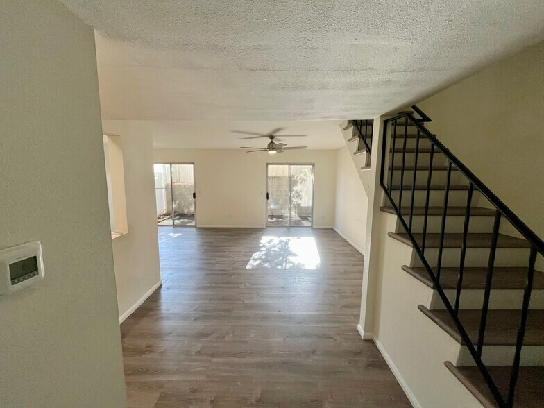 Building Photo - 2112 E Vista Way