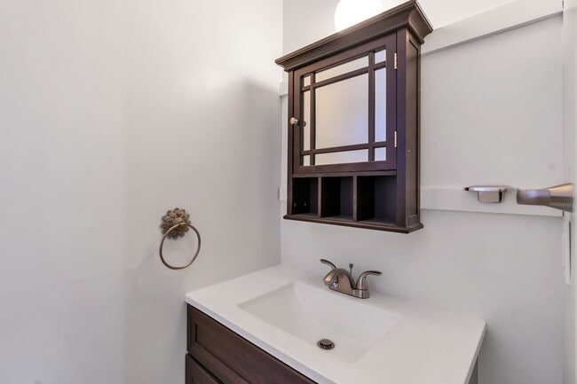 Building Photo - Well Maintained 3 Bedroom 1.5 Bathroom Spl...