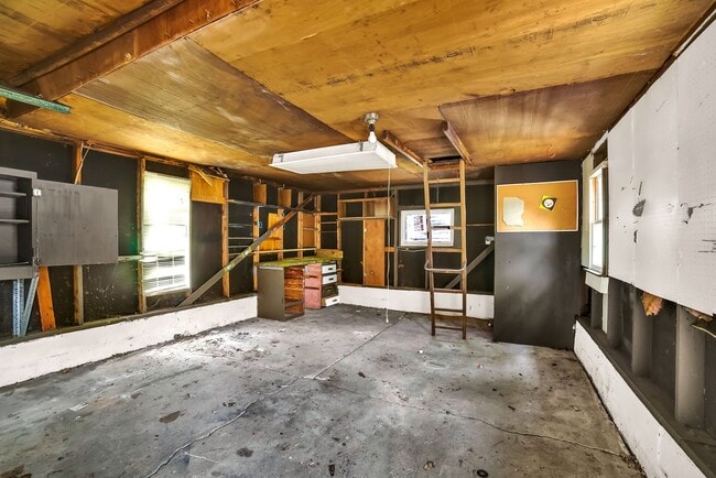 Building Photo - Coming Soon! Charming Cape Cod Near Coloni...