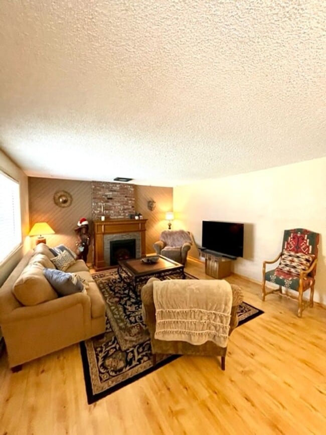 Building Photo - Single Level Westside Home with fabulous b...