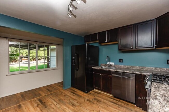 Building Photo - This 3 bedroom, 2 bath, home has lots of c...