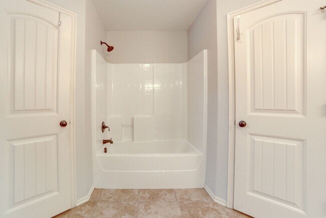 Building Photo - 3 Bed | Bath in Broken Arrow!