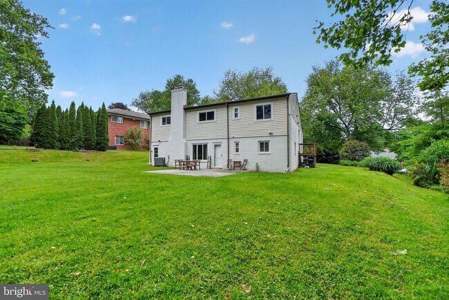 Building Photo - 9211 E Parkhill Dr