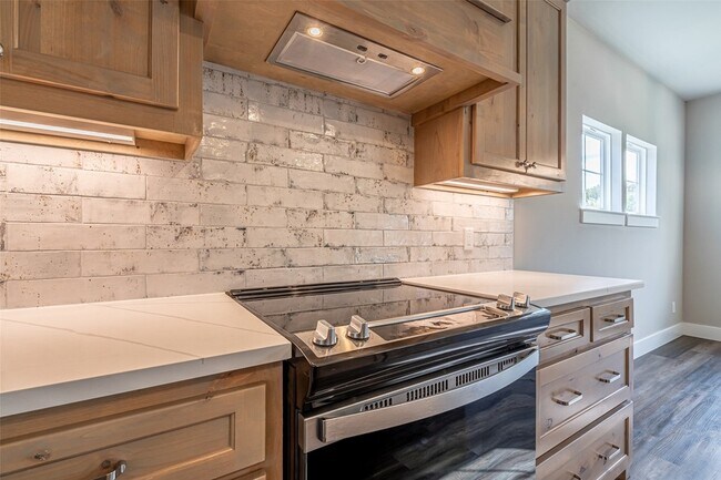 Building Photo - 2044 Salina Cir