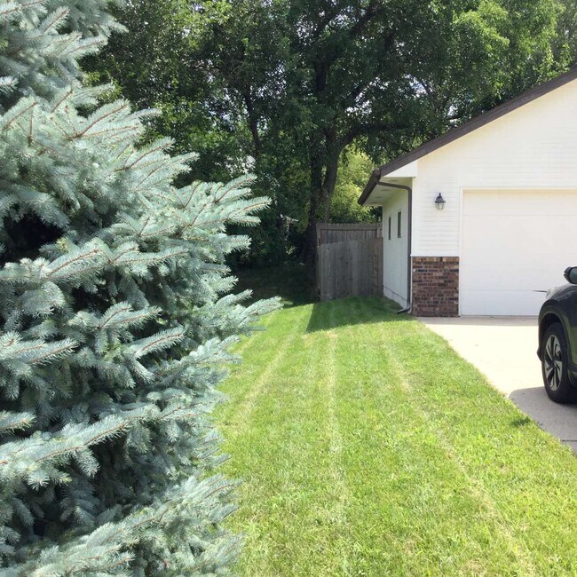 Building Photo - 7221 Hyperion Point Dr