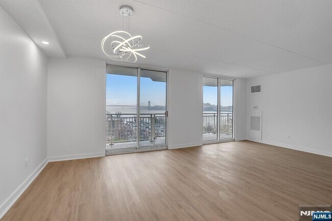 Building Photo - 1055 River 809