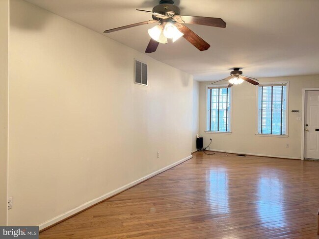 Building Photo - 1525 Montrose St