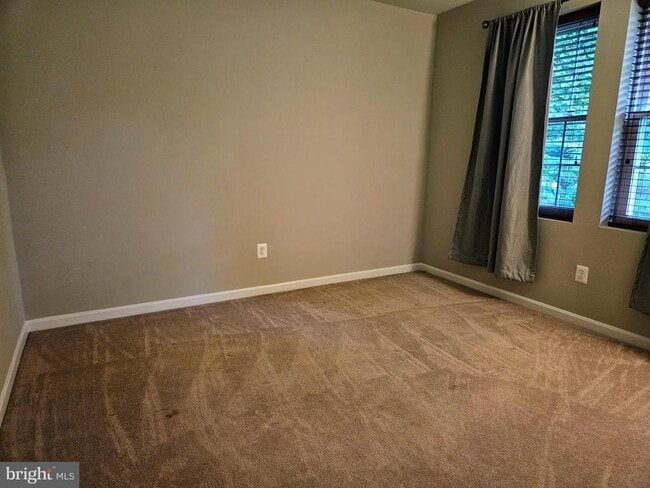 Building Photo - 1735 N Troy St