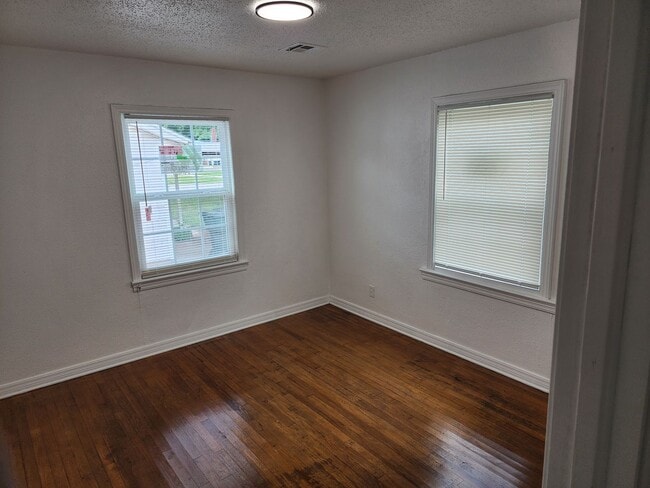 Building Photo - Move-In Ready in Midwest City!