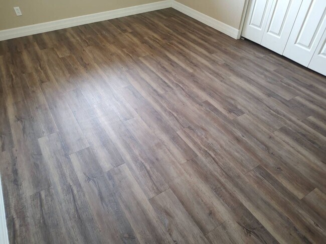 Building Photo - 3 Bedroom - 2  Bedroom - 1656 Sq. Ft - Cas...
