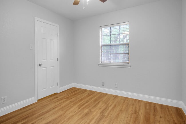 Building Photo - 1406 Westbriar Dr