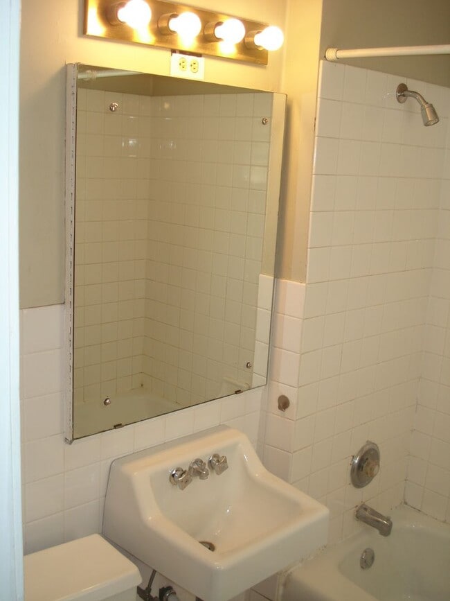 Building Photo - 400-402 Burr