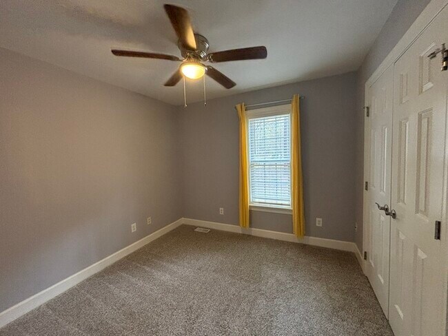 Building Photo - 20 Hollyfield Ln