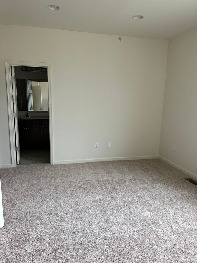 Building Photo - Coming Soon! End unit townhome in Darley Green!