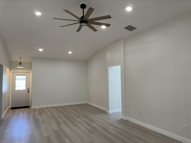 Building Photo - Remodeled 4-bedroom 2 bath 2 car garage in...