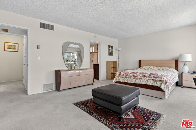 Building Photo - 184 N Crescent Dr