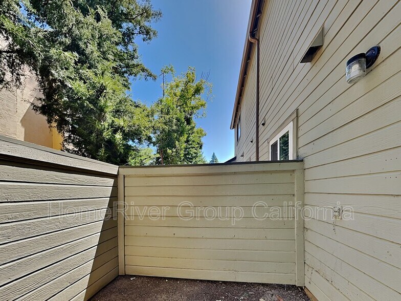 Building Photo - 9127 Newhall Dr
