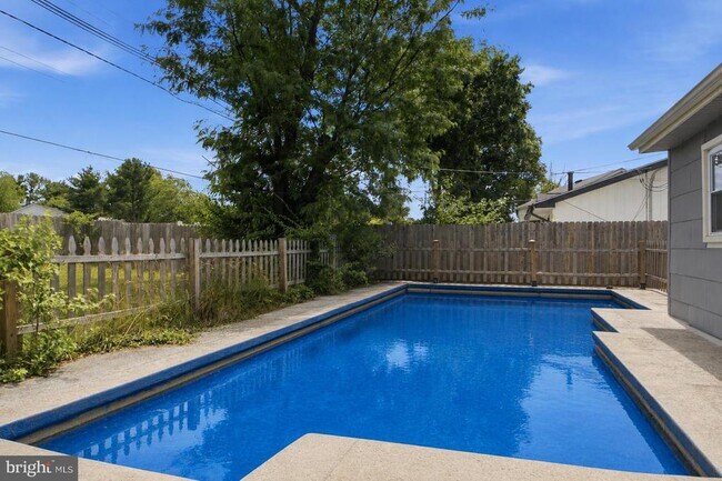 Building Photo - 12 Holbrook Ln