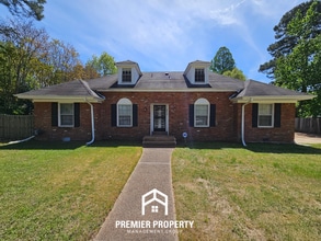 Building Photo - Massive 5BR/3BA Executive Home in East Memphis | Screened Porch & 2,200+ Sq Ft