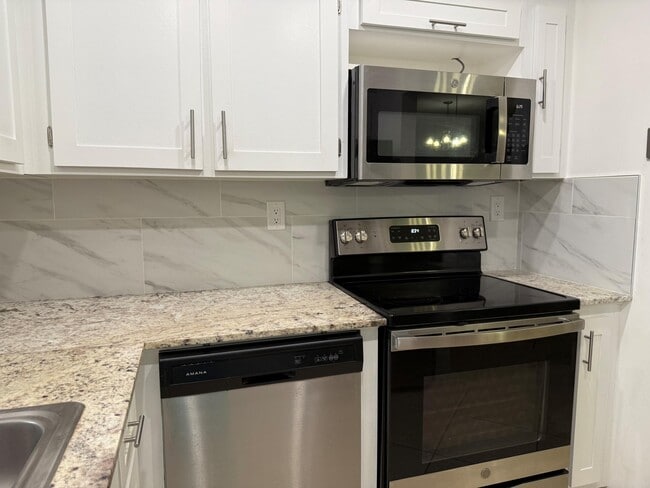 Building Photo - 14676 Canalview Dr