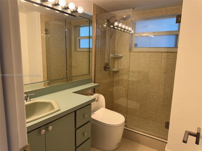 Building Photo - 16450 Miami Dr