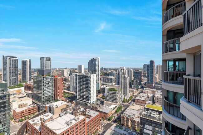 Building Photo - 400 N La Salle Dr