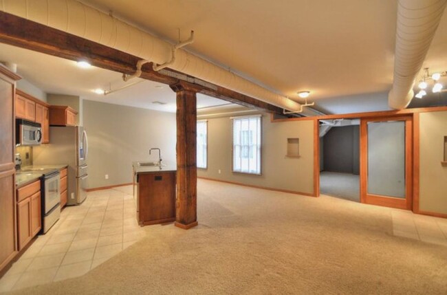 Building Photo - Beautiful Condo in the Heart of Downtown S...