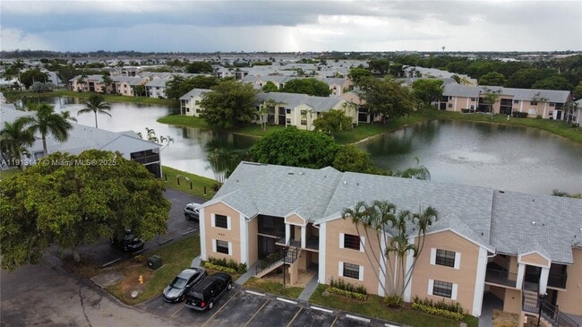 Building Photo - 820 N Franklin Ave