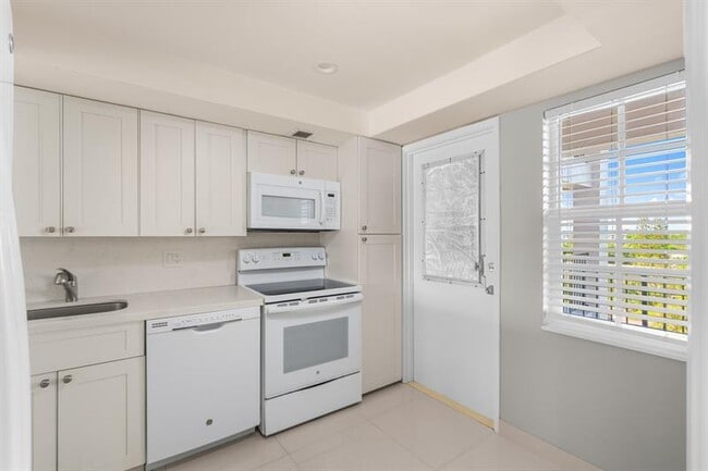 Building Photo - 3050 N Palm Aire Dr