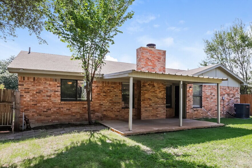 Building Photo - 1812 Hunting Green Dr