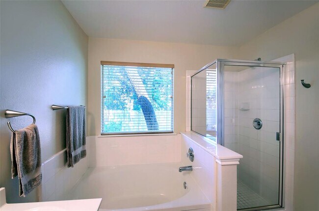 Building Photo - 1519 Hawk Dr