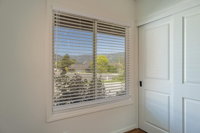 Building Photo - 425 Stuart Ct