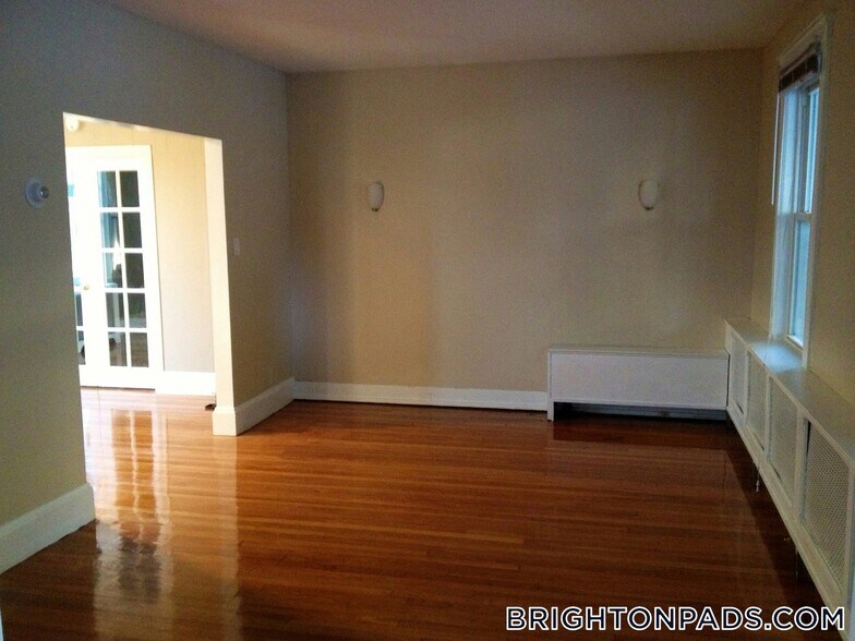 Building Photo - 70 Larch St