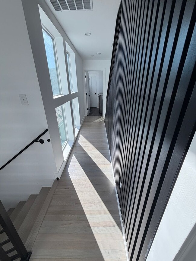 Building Photo - Gorgeous Sunnyside 4 bedroom home with rooftop patio