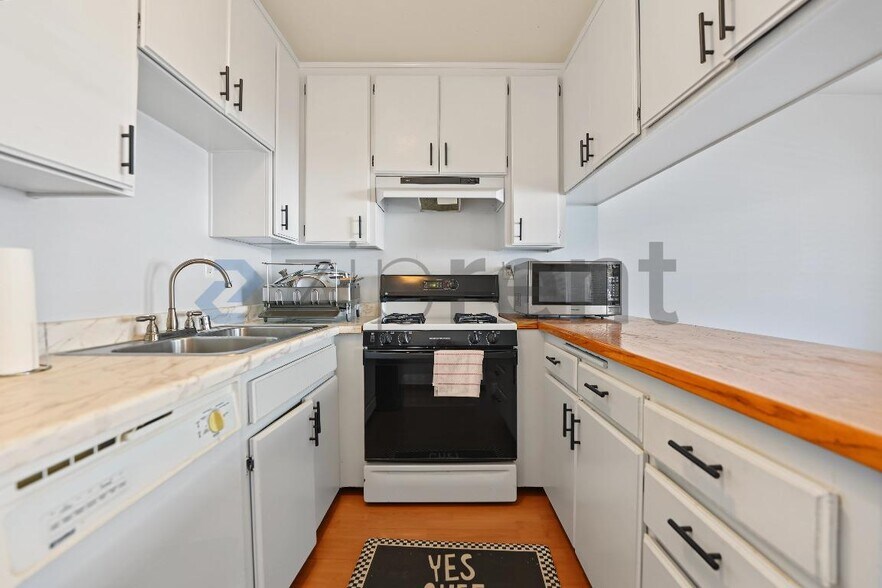 Building Photo - Unit 3