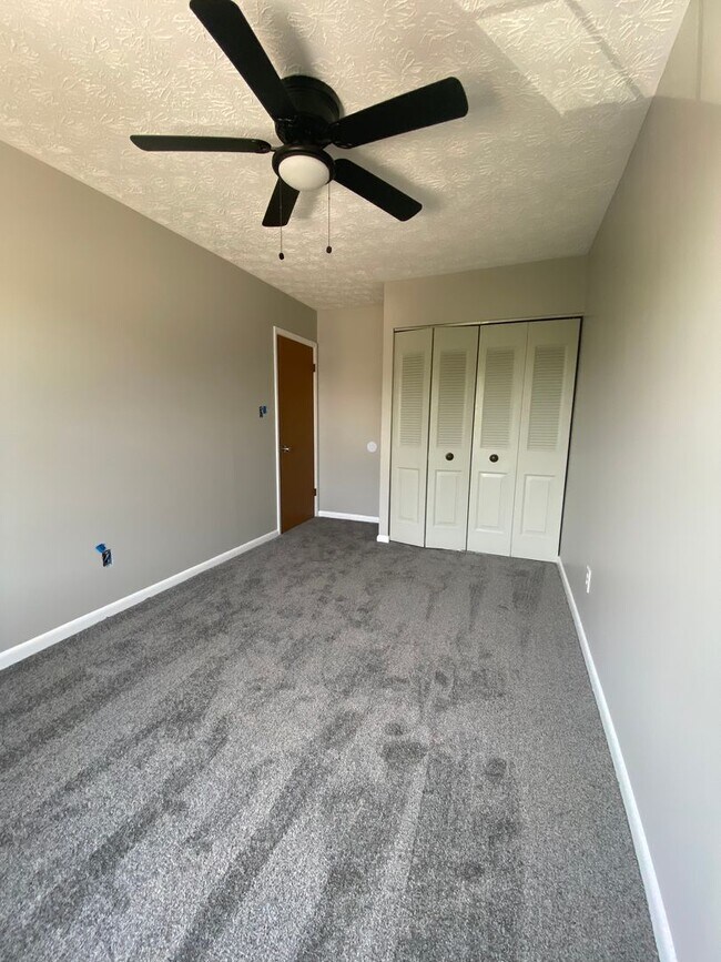 Building Photo - Spacious 5 Bedroom, 2 Bath Townhome – Edge...
