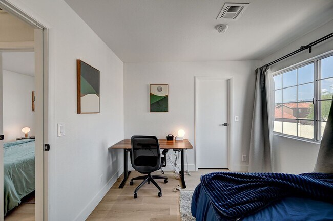 Building Photo - Furnished 4 bedroom home in the Lakes!