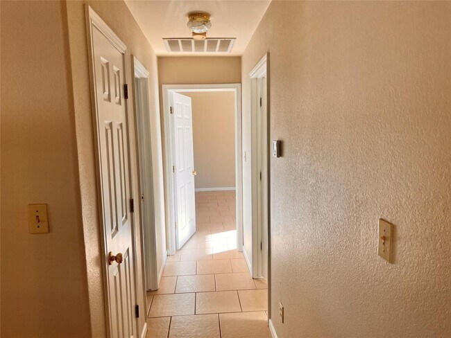 Building Photo - 1405 Ave L