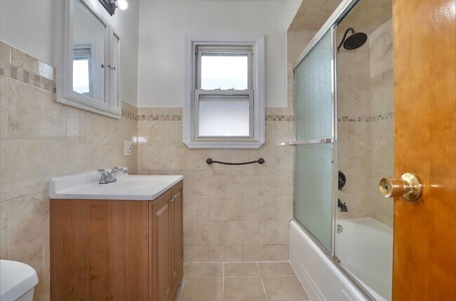 Building Photo - 502 Ave E