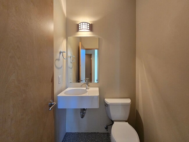 Building Photo - 927 Alto St