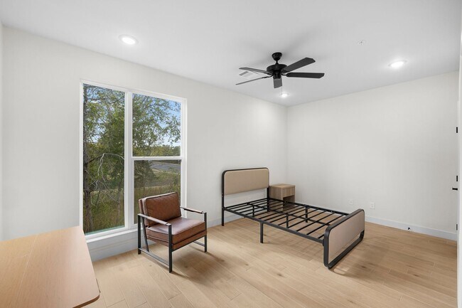 Building Photo - 4Bed/4Bath - Fully Furnished Townhome Avai...