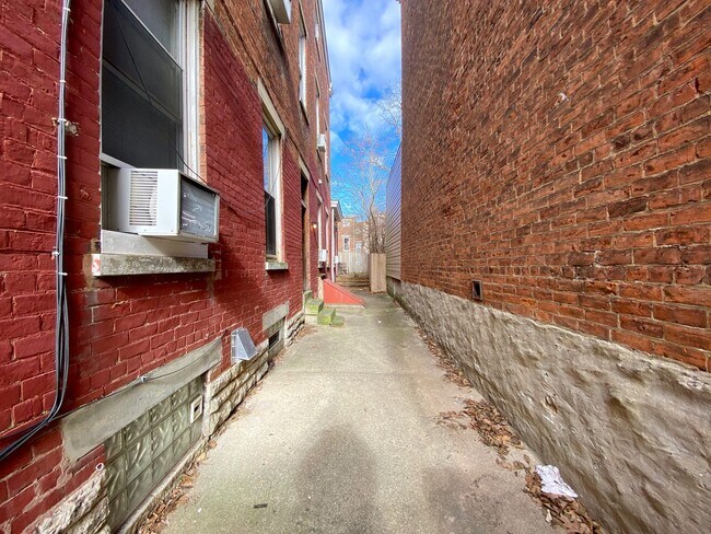 Building Photo - 7 bedroom/ 3bath Mins. from UC + Med Campu...