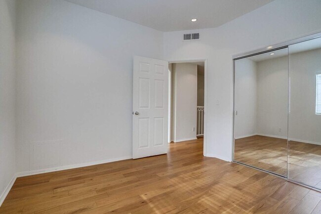 Building Photo - 852 N Poinsettia Pl