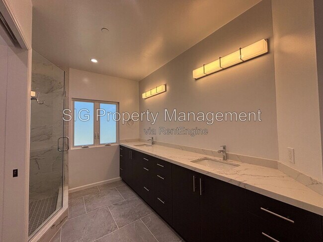 Building Photo - 2230 Sherwood Pl