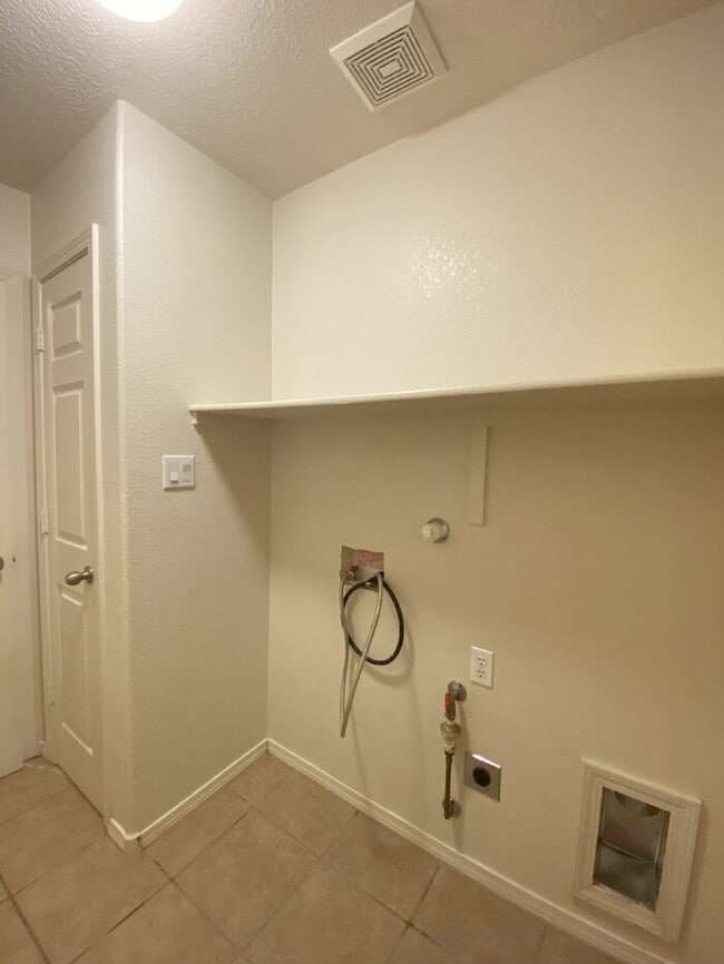 Building Photo - GATED COMMUNITY - 2 Story Townhouse - All BR Upper Level