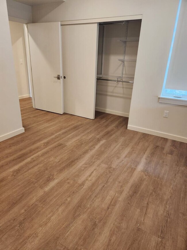 Building Photo - Ground Floor, Corner Unit 2 Bed/2 Bath Flat - This is a specially designed ADA Unit