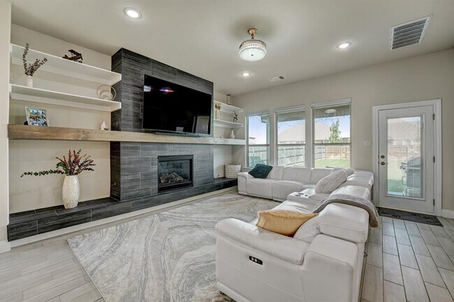 Building Photo - 17012 Pleasanton Cove
