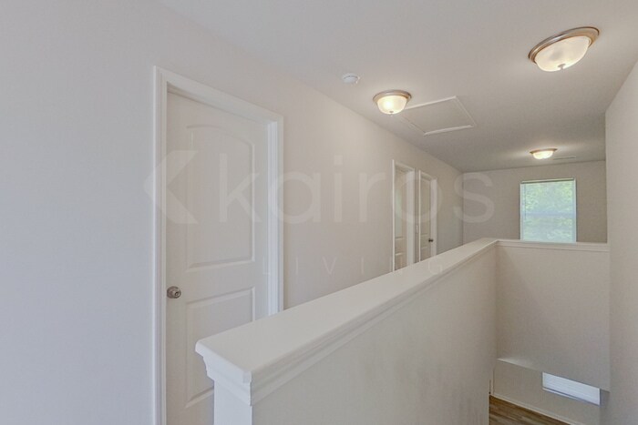 Building Photo - 137 Shamrock Dr SW