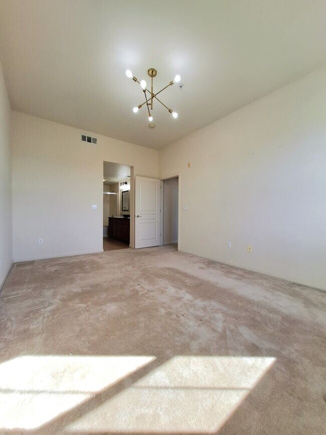 Building Photo - Beautiful 2bd Condo In Gated Community With Pool, Gym, and In-unit Laundry!